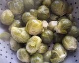 Foto del paso 2 de la receta: Repollitos de Bruselas gratinados y algo más.