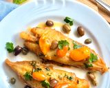 Foto del passaggio 4 della ricetta Rana pescatrice (o coda di rospo) con capperi, acciughe e datterini