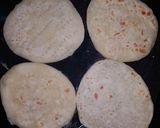 A picture of step 2 of Mini chicken pizza.