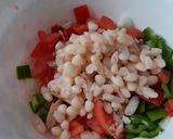 Foto del paso 3 de la receta: Ensalada colorida de alubias y atún