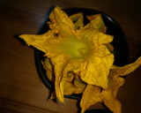 Foto del paso 4 de la receta: Torta de huevo con flor de calabaza, hierba mora y queso