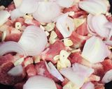 Hình bước làm 3 của món Xào nạc dăm ngũ vị hương theo kiểu luộc cạn và cách cắt thịt để không bị dai