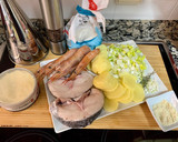 Foto del paso 1 de la receta: Merluza con patatas en salsa de puerros