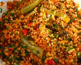 صورة لخطوة 4 من وصفة برغل بالبندورة والخضار والحبق🍅🌶🫑🌱🌱