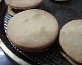 Foto del paso 7 de la receta: Alfajores de dulce de leche bañados en chocolate. Grace