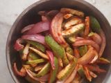 કાચી કેરી કાંદા નું સલાડ (Kachi Keri Kanda Salad Recipe In Gujarati)