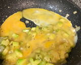 Foto del paso 3 de la receta: Cena súper rápida y saludable: revuelto de calabacín y cebolla con chips de boniato al microondas