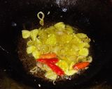 Foto langkah ke 2 dari resep Telur ceplok masak kecap.