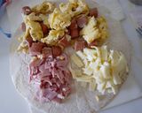 Foto del paso 4 de la receta: Wrap de revuelto con salchichas, queso y jamón de york