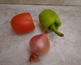 Foto del paso 1 de la receta: Huevos con vegetales 🍳🫑🍅