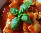 Φωτογραφία βήματος 6 της συνταγής Ravioli με σάλτσα τομάτας, πάστα ελιάς και φρέσκα μυρωδικά