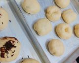 Foto langkah ke 6 dari resep Roti Isi Coklat Simple.