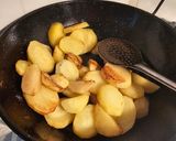 Foto del paso 3 de la receta: Patatas a lo pobre caldosas con cerdo