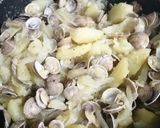 Foto del paso 4 de la receta: Alcachofas con almejas y patatas