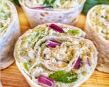 Foto del paso 2 de la receta: Rollitos de ensalada de pollo con aguacate