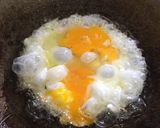 รูปขั้นตอนการทำที่ 4 ของ “กุ้งผัดพริกขี้หนูไข่คั่ว”