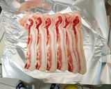 Foto del paso 3 de la receta: Pechugas envueltas en panceta y rellenas con dátiles