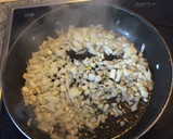 Foto del paso 2 de la receta: Contramuslos de pollo con salsa de crema de orujo
