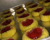 Foto langkah ke 6 dari resep Strawberry thumbprint cookies.