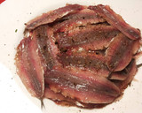Foto del paso 7 de la receta: Cazuela de boqueroncillos, en salsa de tomate, ajo y perejil