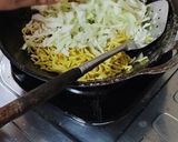 Foto langkah ke 3 dari resep Tumis Mie Kuning Basah.