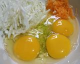 Foto langkah ke 2 dari resep Telur Dadar Sayuran.