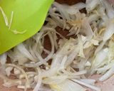 รูปขั้นตอนการทำที่ 2 ของ คลอไข่ใส่ต้นกระเทียม ขิง และหอมใหญ่🧄🥚