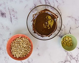 Foto del paso 2 de la receta: Turrón de chocolate negro con mijo hinchado y almendras