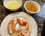Foto del paso 1 de la receta: Langostinos rebozados con kicos y emulsión de quesos
