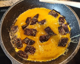 Foto del paso 3 de la receta: Tortilla francesa con bull negro y pan con tomate al punto picante