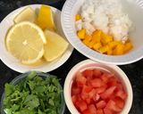 Hình bước làm 1 của món Salsa nhanh lẹ- salad bốn màu