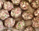Une image de l'étape 1 de POTÉE de PRINTEMPS : saucisses, boulettes de porc aux courgettes, verts de blettes et fèves.