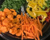 صورة لخطوة 1 من وصفة نودلز بالدجاج والخضار 🥕🌶🍗🍜