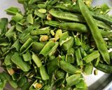 दत्तगुरुची प्रिय घेवडा भाजी (ghevda bhaji recipe in marathi) रेसिपी स्टेप 1 फोटो 