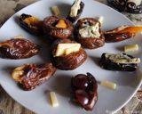 A picture of step 2 of Stuffed figs and dates with cheese / nuts.