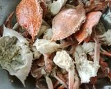 รูปขั้นตอนการทำที่ 2 ของ 🦀ปูผัดผงกะหรี่ 🦀
