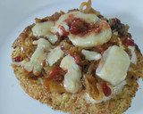 Foto del paso 5 de la receta: Torticas de coliflor a la pizza🍕de cebolla caramelizada🧅, queso crema🧀, tomate🍅