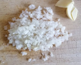 Foto del paso 1 de la receta: Salchichas frescas al vino blanco con patatas