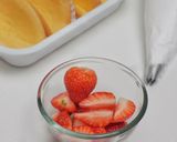 Foto langkah ke 5 dari resep Strawberry Omelette Bbang - Korean Omelette Cake.