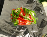 Foto del paso 1 de la receta: Bacalao en papillote con tinta de calamar, gambas picantes y un toque de humo