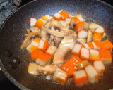 Foto del paso 4 de la receta: Merluza en papillote con guarnición de judías, champiñón y surimi
