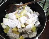 A picture of step 3 of Stewed Arrowroots, potatoes and matoke.