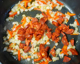 Foto del paso 2 de la receta: Tortilla Guisada con Chorizo