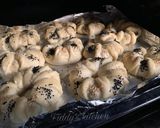 A picture of step 13 of Mincedmeat stuffed bread rolls.