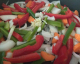 Foto del paso 2 de la receta: Fideuá salteada con verduras y pollo