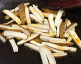 A picture of step 1 of Stir-Fried Green Peppers with Tofu.