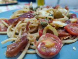Ensalada de pasta con crunchys de jamón y mozzarella