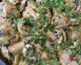 Foto del paso 4 de la receta: Muslitos de pollo con champiñones y vermú