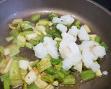 Foto del paso 1 de la receta: Tortilla de bacalao y mini cebolletas tiernas