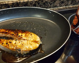 Foto del paso 2 de la receta: Salmón a la plancha con salsa de soja y miel